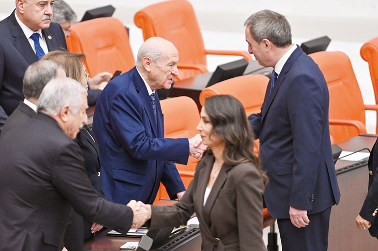 Bütçede hem jest hem atışma