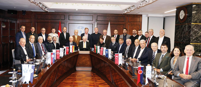 Belki de asıl mesele futbolda değil bizde