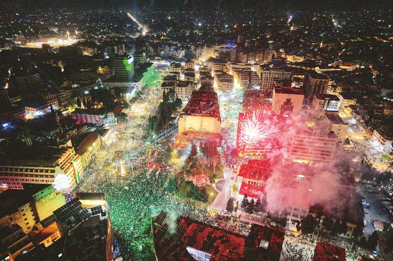 Milyonlar kutladı… Suriye’de yıldönümü coşkusu