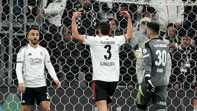 Tribünlerden protesto görüntüsü