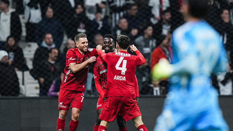 Beşiktaşa Gaziantep FK beraberliği sonrası usta yazarlardan eleştiri Büyük bir takım bu kadar çok bireysel hata ile gol yer mi, Tam bir Rafa Silva maçıydı