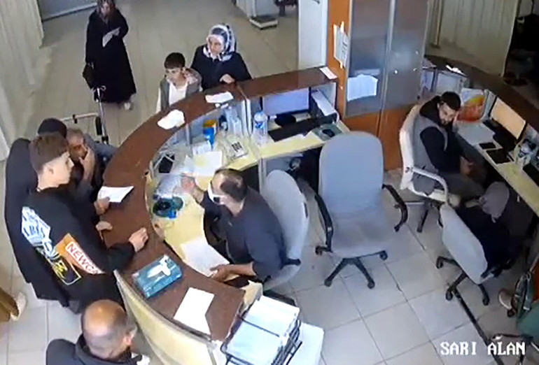 Erzurumda görüntüleri ortaya çıkan doktora tepki yağmıştı: İstifa edip ilçeden ayrıldı