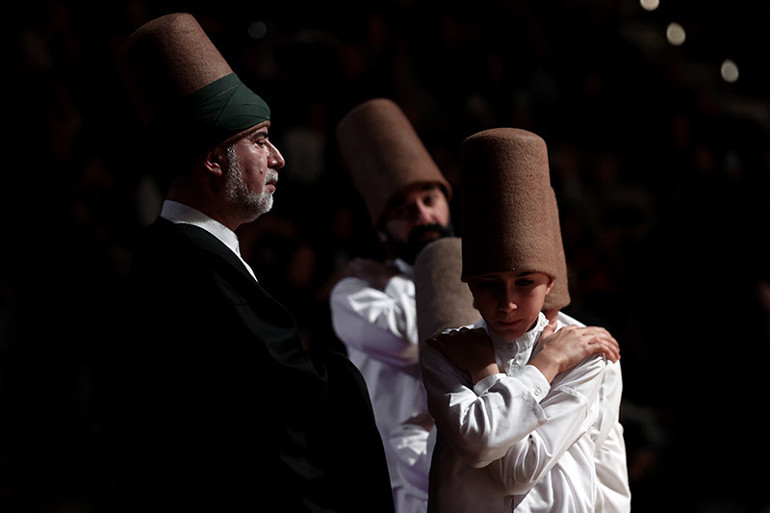  O yanımdaymış gibi yapmaya çalışıyorum