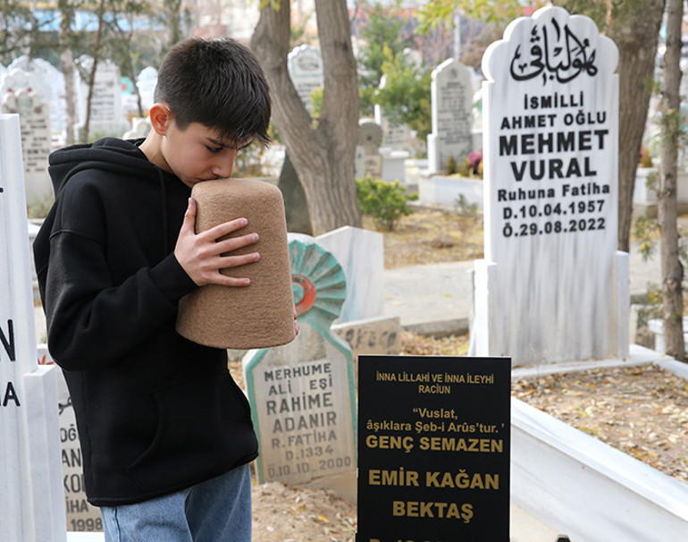  O yanımdaymış gibi yapmaya çalışıyorum