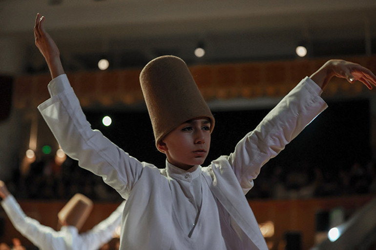  O yanımdaymış gibi yapmaya çalışıyorum