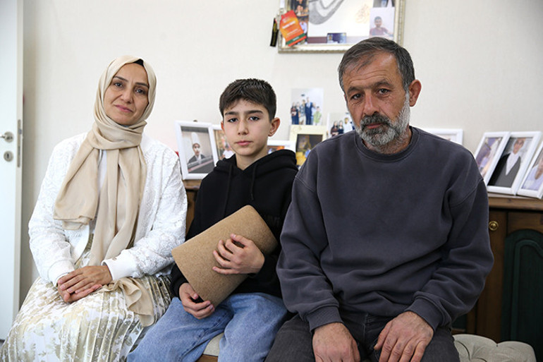  O yanımdaymış gibi yapmaya çalışıyorum