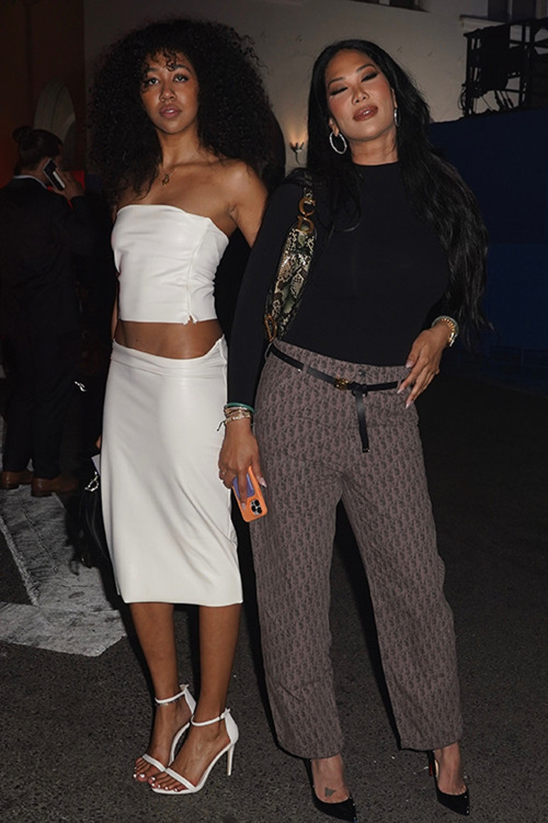 Onu 44 yaş büyük zenginle öpüşürken görünce kahrolmuştu... Kızımın peşine yaşlı bir avcı düştü