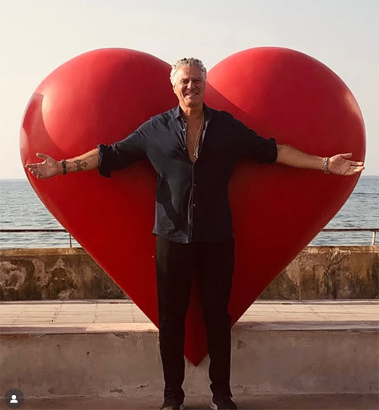 Onu 44 yaş büyük zenginle öpüşürken görünce kahrolmuştu... Kızımın peşine yaşlı bir avcı düştü