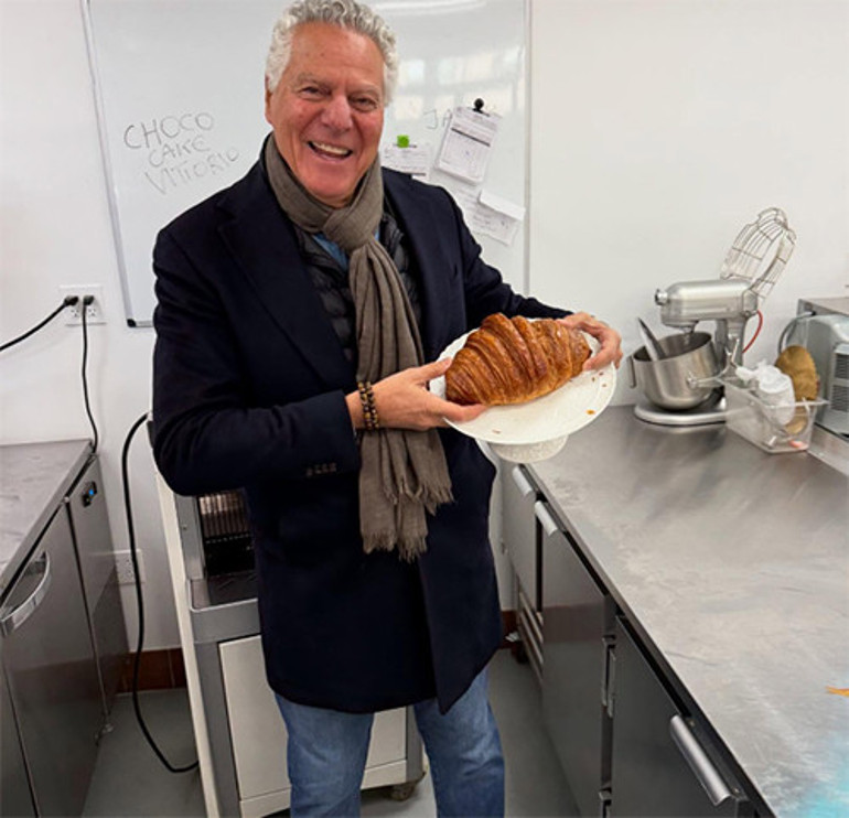 Onu 44 yaş büyük zenginle öpüşürken görünce kahrolmuştu... Kızımın peşine yaşlı bir avcı düştü