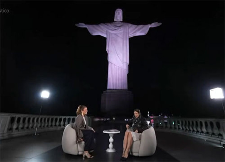 Ünlü şarkıcı hamam böceğini görünce röportajdan kaçtı