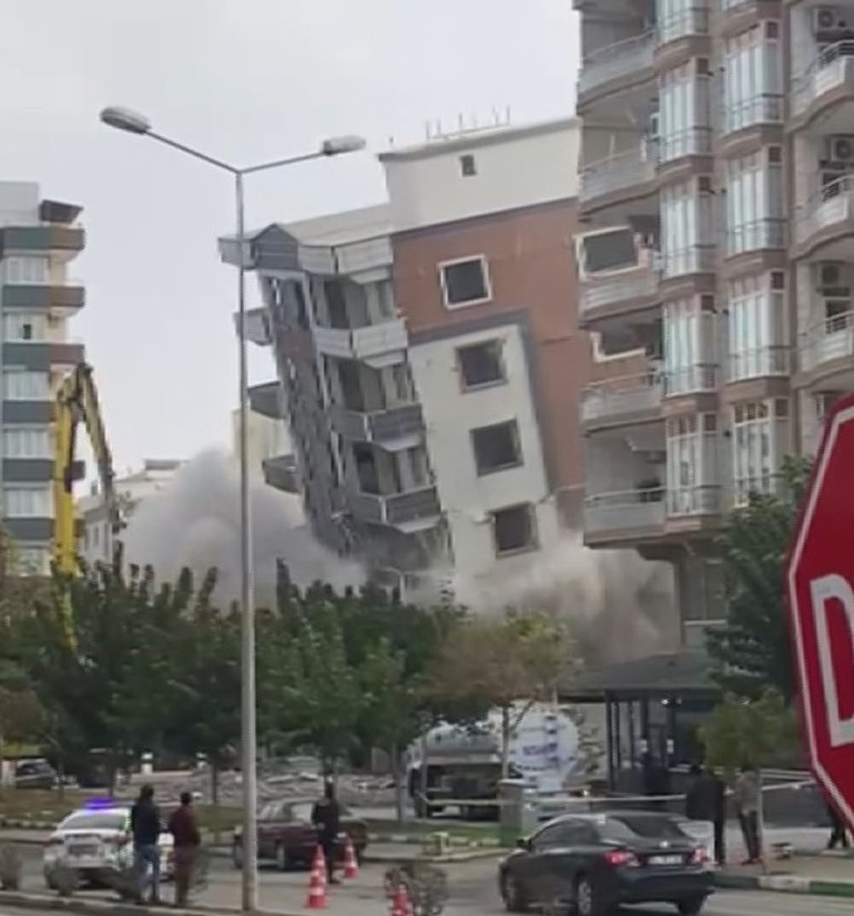 Gaziantepte panik anları Ağır hasarlı bina yıkım sırasında korna sesiyle yıkıldı