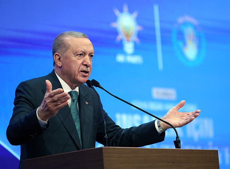 Cumhurbaşkanı Erdoğandan Özgür Özele tepki: Bu siyaset acemisine hak ettiği cevap verildi