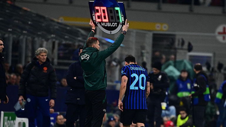 Hakan Çalhanoğluna sakatlık şoku Liverpool maçında oyundan çıktı