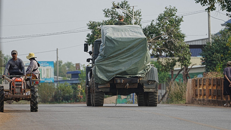 Tayland ve Kamboçya arasında çatışmalar yayılıyor: 500 bin kişi evlerini terk etti