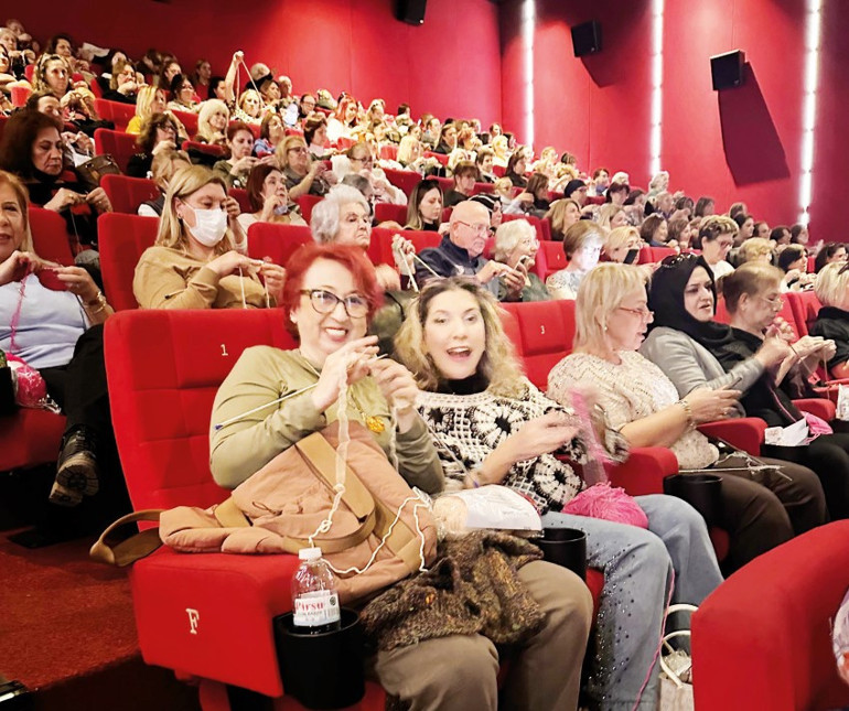 Örgü örerek Yan Yana’yı izlediler