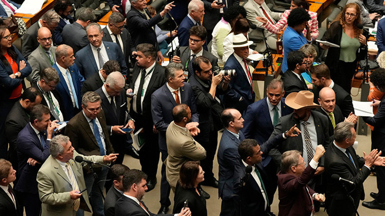 Brezilya Meclisinde kavga çıktı: Polis, milletvekilleri ve gazetecilere müdahale etti