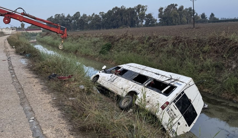 Tarım işçilerini taşıyan minibüs, sulama kanalına devrildi; 18 yaralı