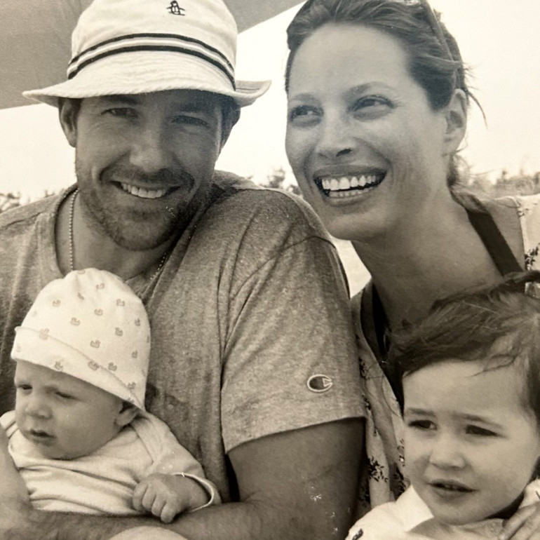 22 yılda saçları birlikte beyazladı… Mutlu evliliği sırrı ‘iki hafta’ kuralıymış