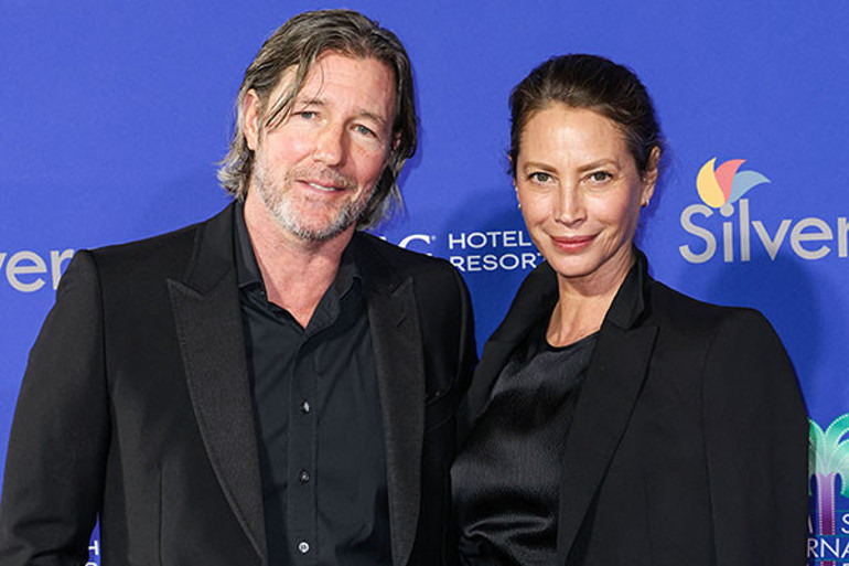 22 yılda saçları birlikte beyazladı… Mutlu evliliği sırrı ‘iki hafta’ kuralıymış