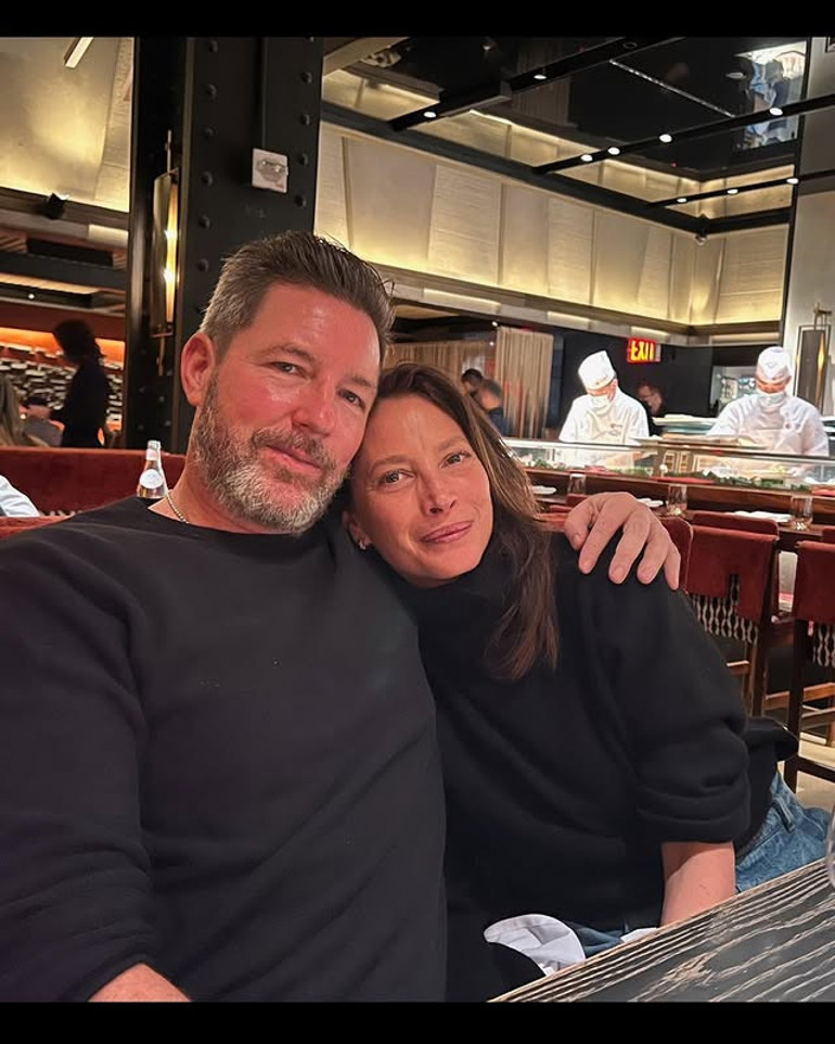 22 yılda saçları birlikte beyazladı… Mutlu evliliği sırrı ‘iki hafta’ kuralıymış