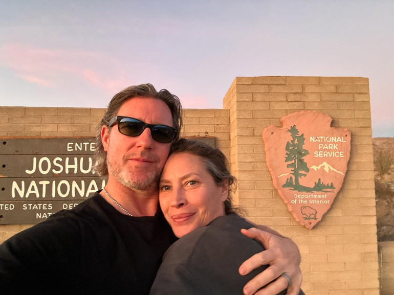 22 yılda saçları birlikte beyazladı… Mutlu evliliği sırrı ‘iki hafta’ kuralıymış