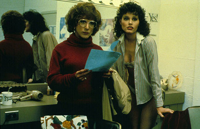 Güzelliğiyle nefes kesti, en yakışıklı erkeği öptü... Ama şimdi kim inanır çok ünlü olduğuna... Yanından geçenler bile tanıyamadı