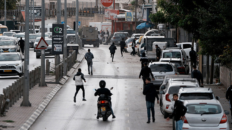 Batı Şeriada İsrail baskını: 100 Filistinli gözaltına alındı