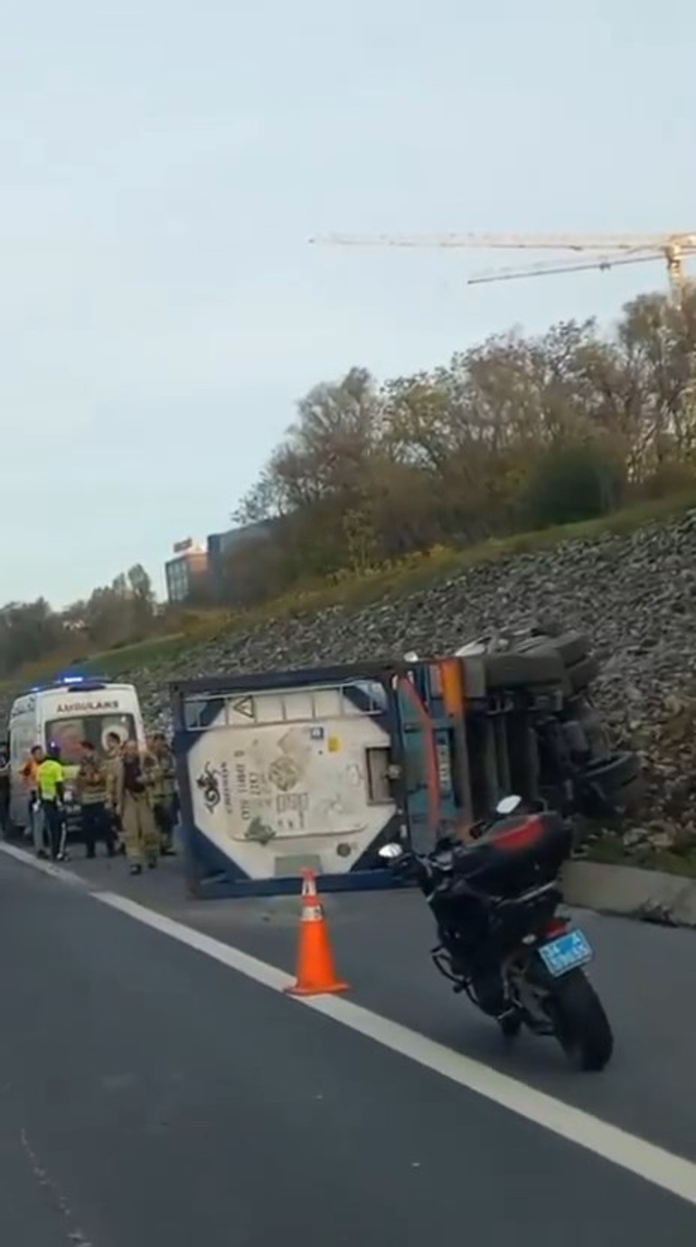 Esenyurt TEM Otoyolunda tanker devrildi