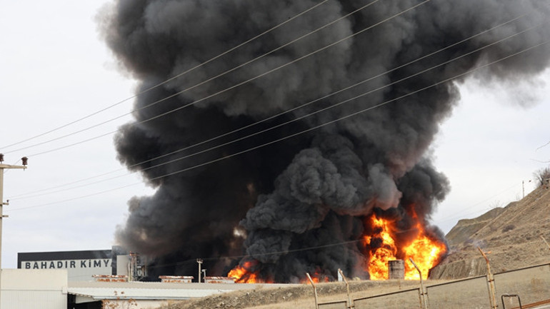 Son dakika... Kırıkkalede fabrika yangını Çok sayıda ekip sevk edildi