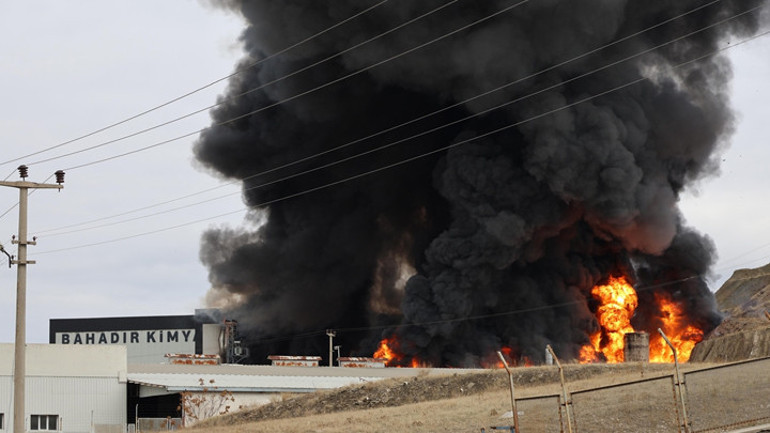 Son dakika... Kırıkkalede fabrika yangını Çok sayıda ekip sevk edildi