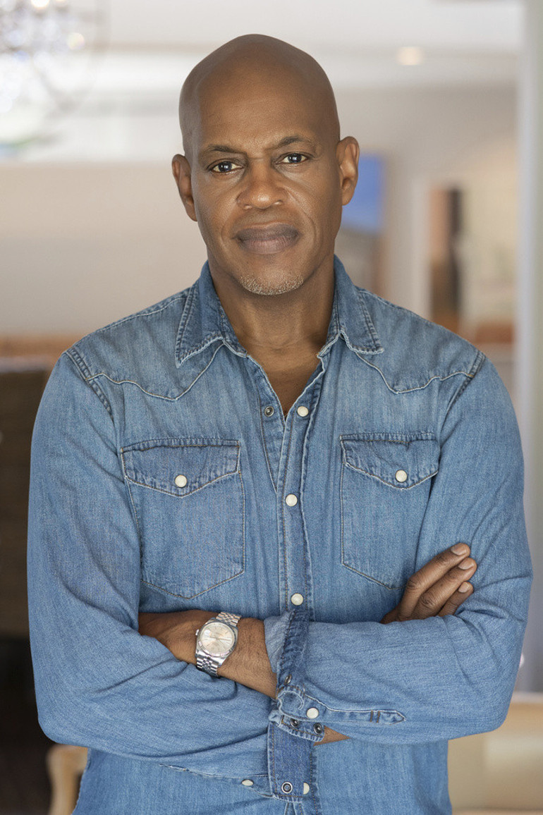 Ünlü şarkıcı evinde öldürüldü… Oğlu cinayet şüphesiyle tutuklandı