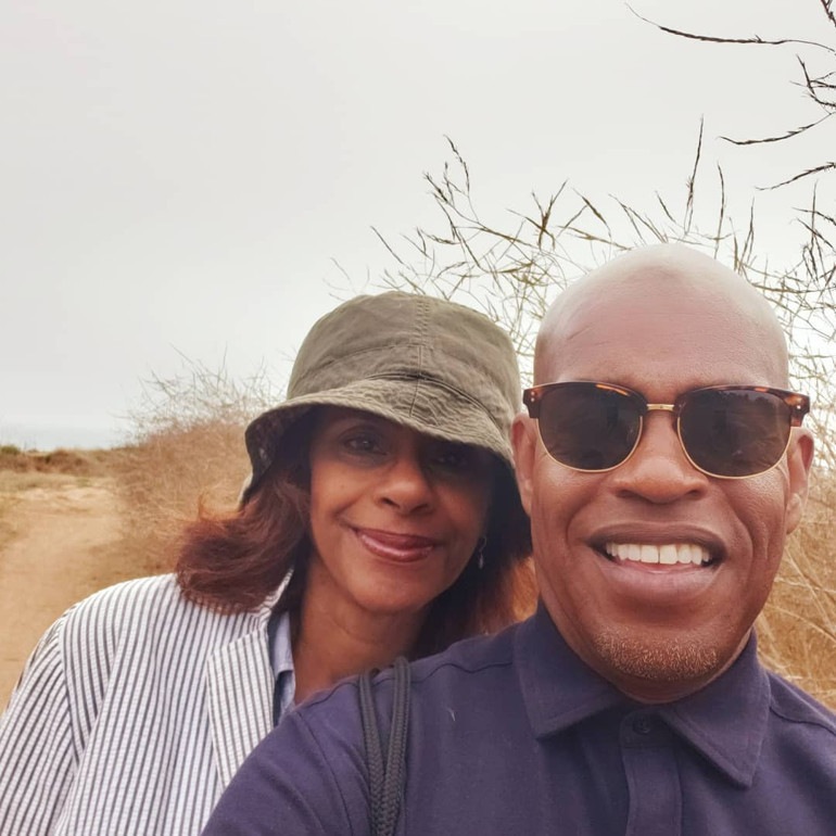 Ünlü şarkıcı evinde öldürüldü… Oğlu cinayet şüphesiyle tutuklandı