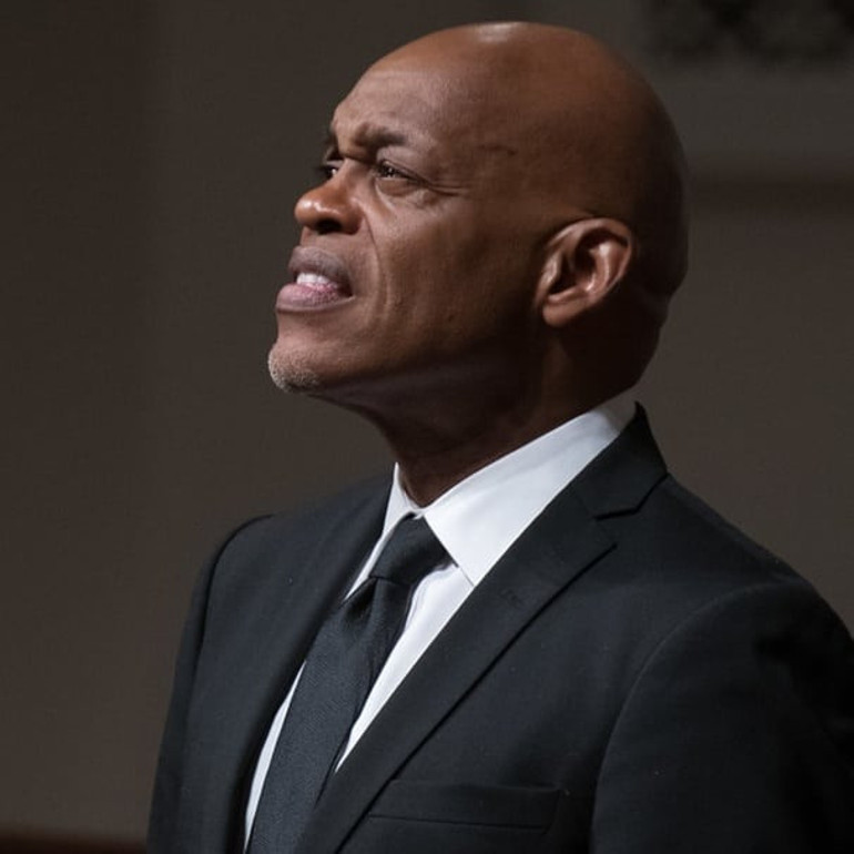 Ünlü şarkıcı evinde öldürüldü… Oğlu cinayet şüphesiyle tutuklandı