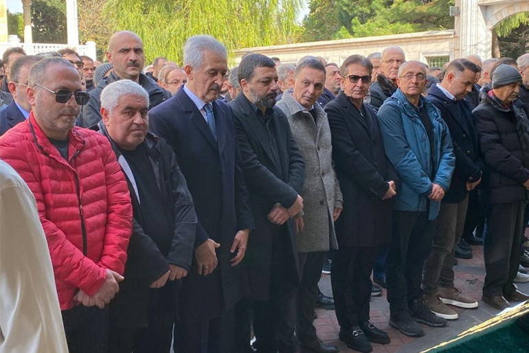 7.5 aylık hamile eşi yalnız bırakmadı Mehmet Erdemin baba acısı...