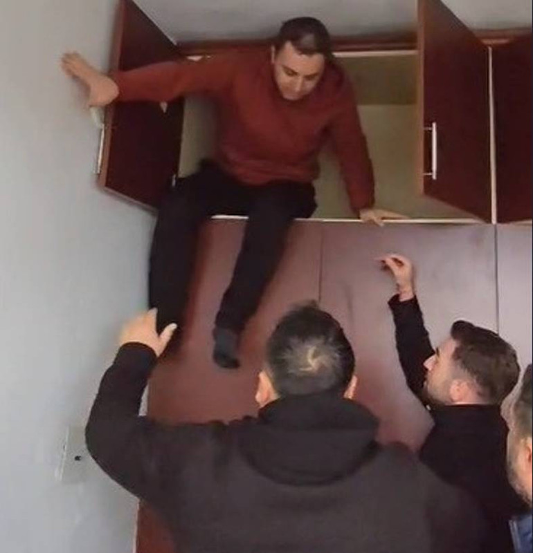 Polis baskınında ilginç anlar: Gel bakalım buraya, atla aşağı