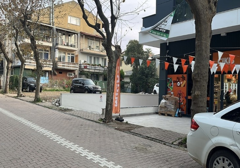 Çöpe atmak için yerden aldığı poşetten 60 bin dolar çıktı