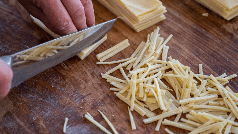 Erişte hamuru nasıl yapılır Ev yapımı erişte nasıl pişirilir Erişte hamuru tarifi ve püf noktaları