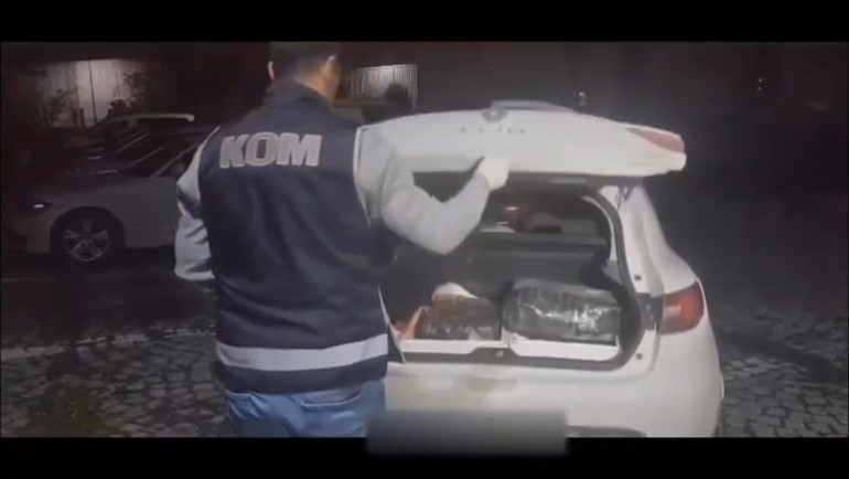 Polisin durdurduğu otomobilden cephanelik çıktı