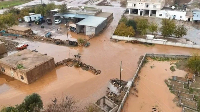 11 Aralık bölge bölge hava durumu... Meteorolojiden kar, sağanak, pus ve sis uyarısı | Mardinde bir mahalle sular altında kaldı