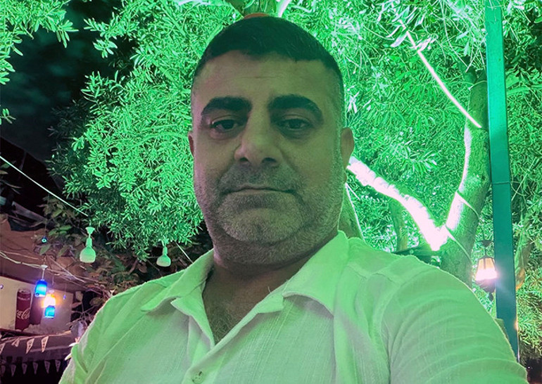  Mekandan atıldı, geri dönüp solisti öldürdü