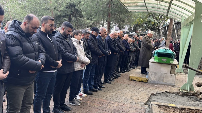  Arkadaşları tabutu başında dua etti