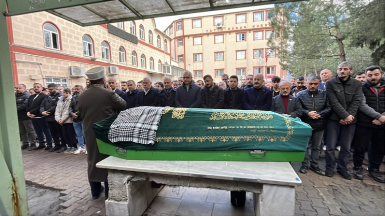  Arkadaşları tabutu başında dua etti