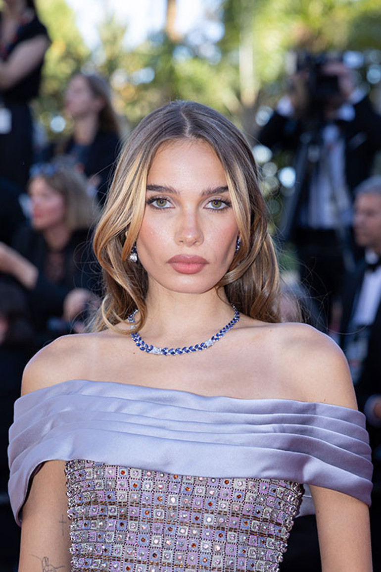 Pırıltılı dünya aslında ne kadar küçükmüş... Bir ünlüyle yaşadığı dillere destan aşk bitti... Şimdi başka bir ünlünün kollarında