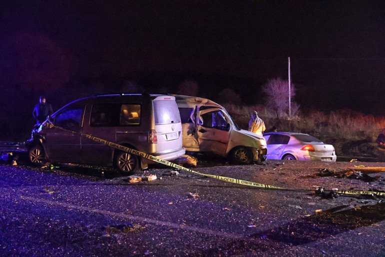 Mardinde 3 aracın karıştığı trafik kazasında 4 kişi öldü, 5 kişi yaralandı