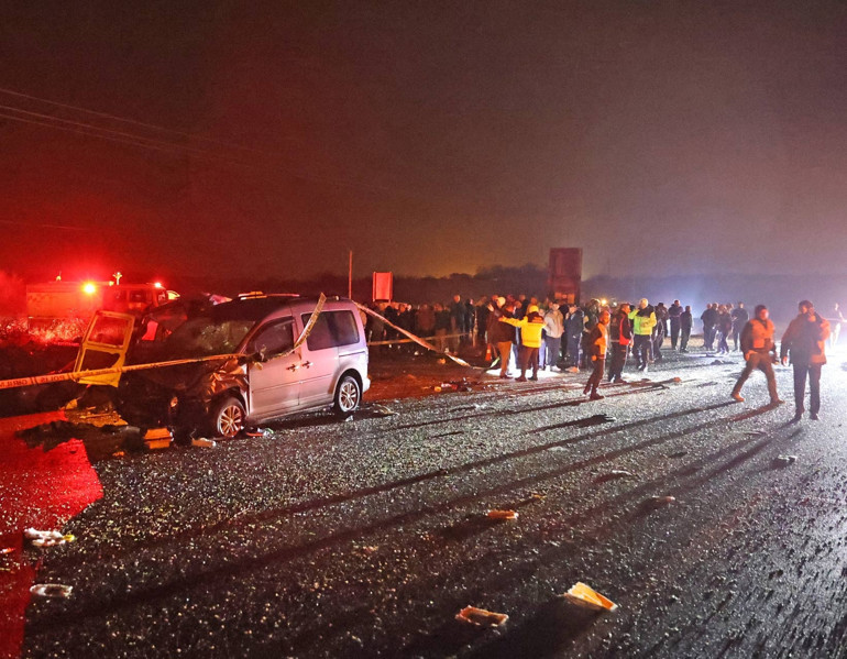 Mardinde 3 aracın karıştığı trafik kazasında 4 kişi öldü, 5 kişi yaralandı