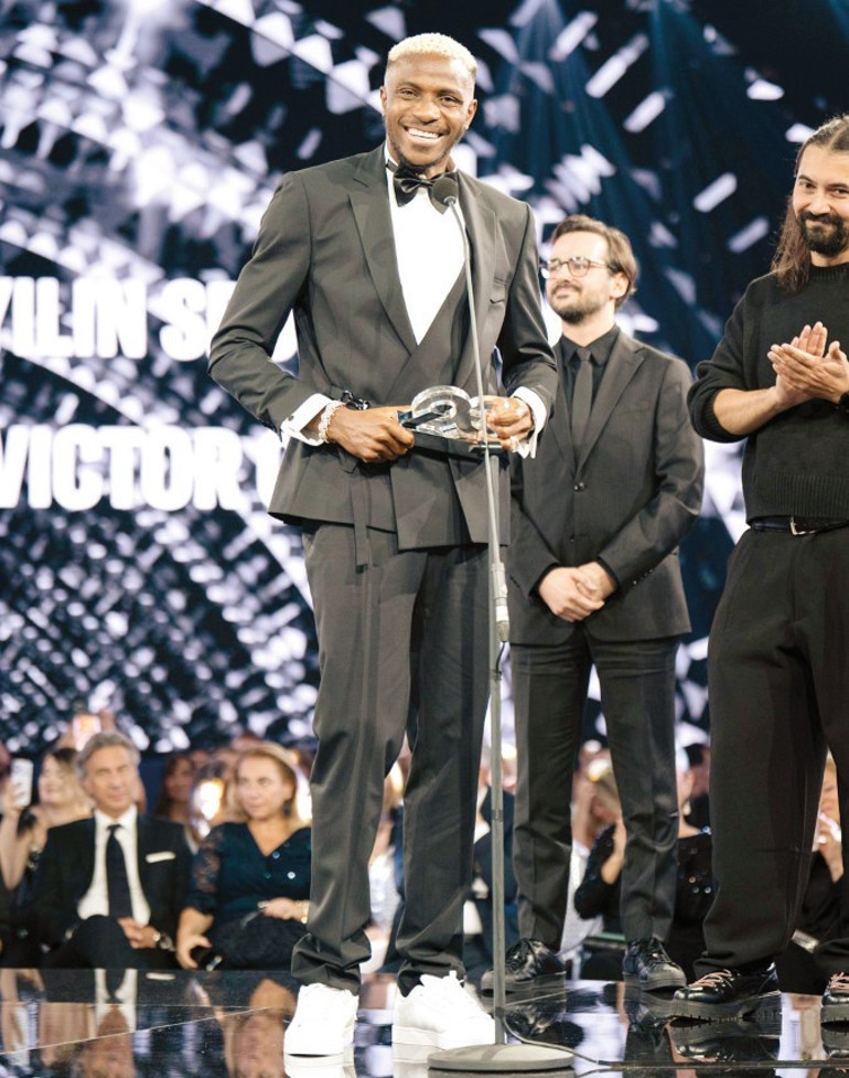 Ödül gecesinde ünlüler geçidi