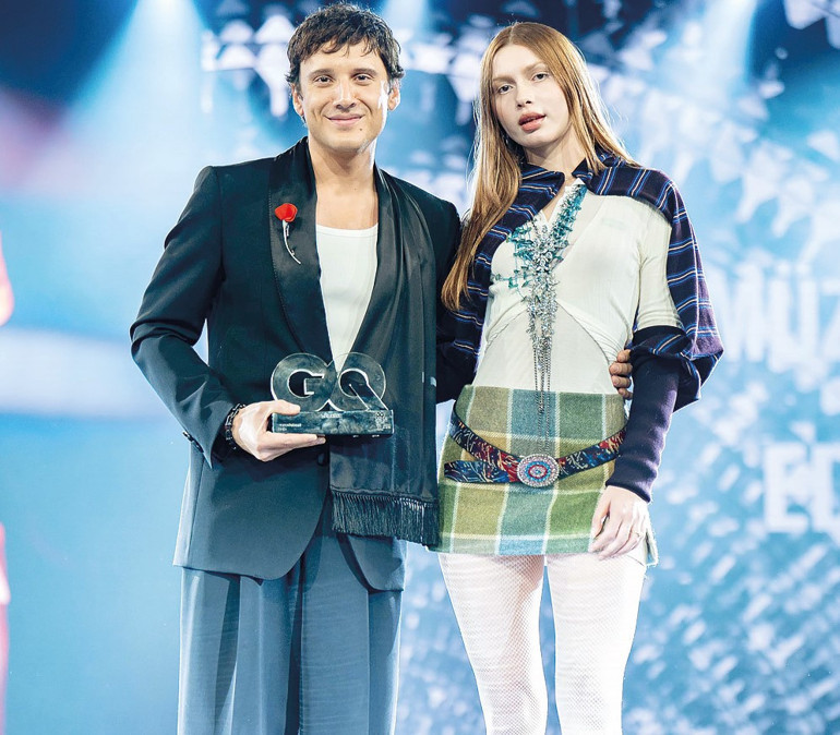 Ödül gecesinde ünlüler geçidi