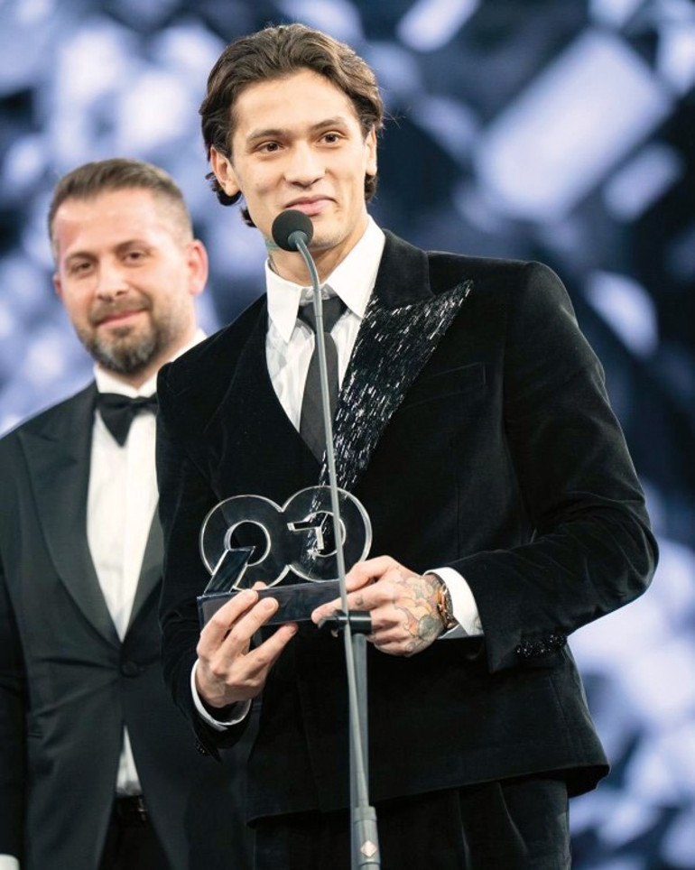 Ödül gecesinde ünlüler geçidi