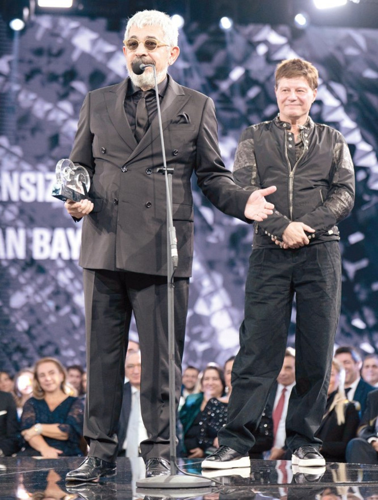 Ödül gecesinde ünlüler geçidi