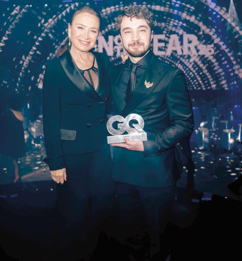 Ödül gecesinde ünlüler geçidi